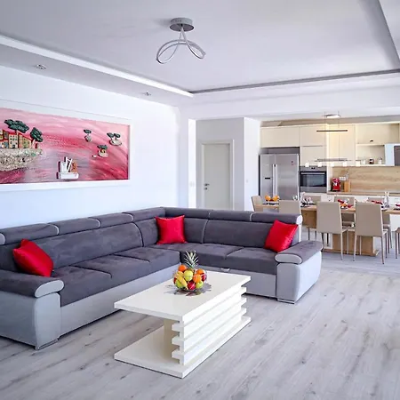 Angelus With Heated Pool Villa *