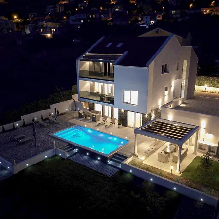 Angelus With Heated Pool Villa