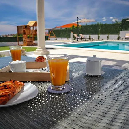 Angelus With Heated Pool Kucine