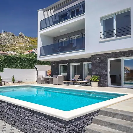 Villa Angelus With Heated Pool