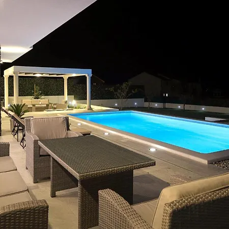 Angelus With Heated Pool Villa *