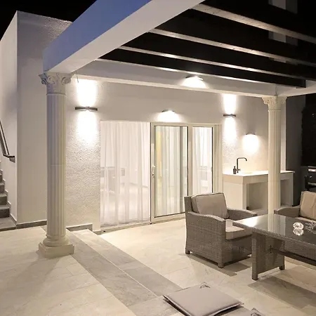 Angelus With Heated Pool Villa