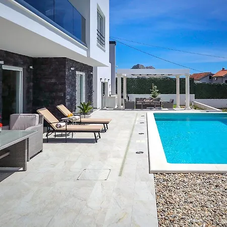 Angelus With Heated Pool Kucine
