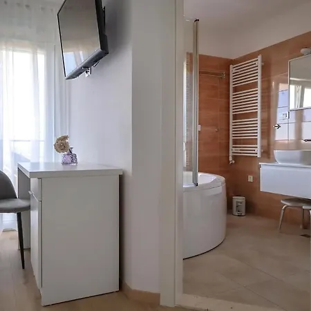 Angelus With Heated Pool Villa