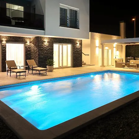 Angelus With Heated Pool Βίλα
