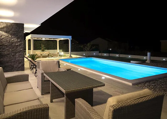 Angelus With Heated Pool Villa *
