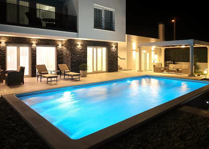 Angelus With Heated Pool Villa